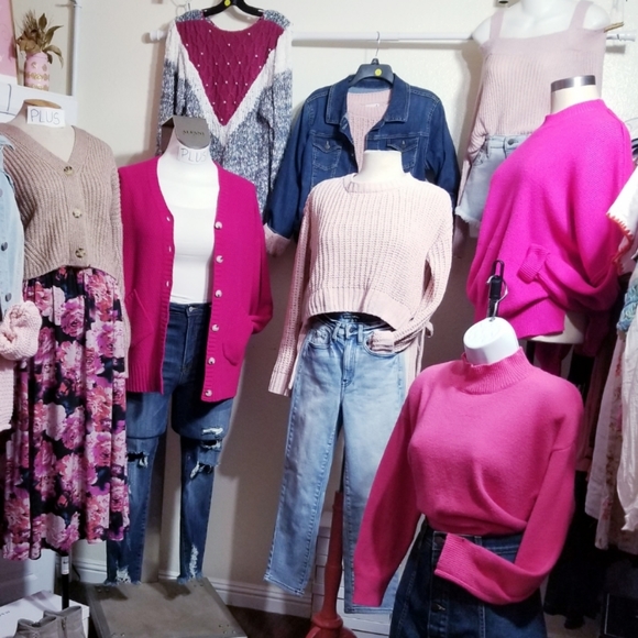 Welcome in, my name is Danira! Feel free to ask any questions. 💗💗 - Picture 9 of 14